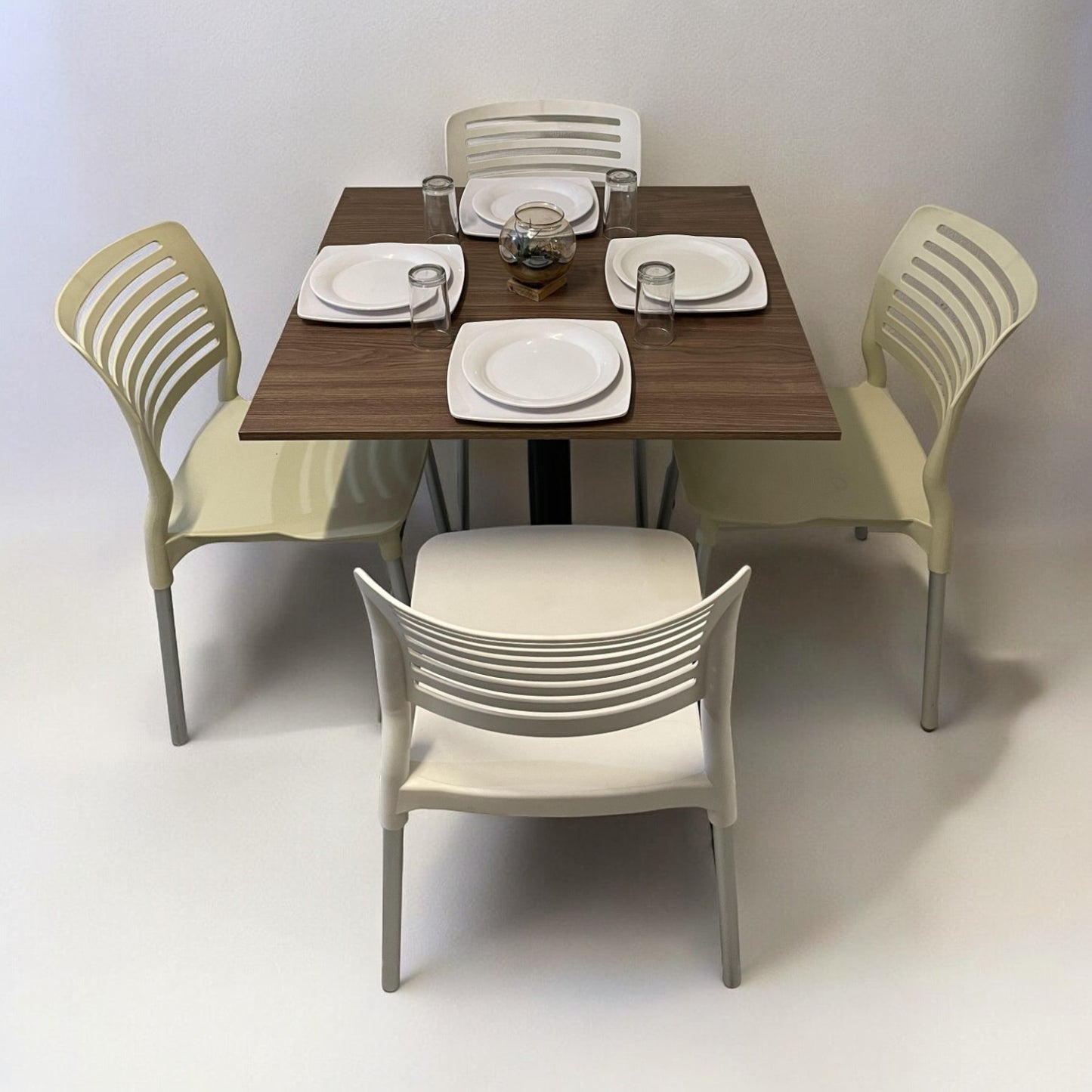 Mesa para restaurante Melanove con sillas Vhania