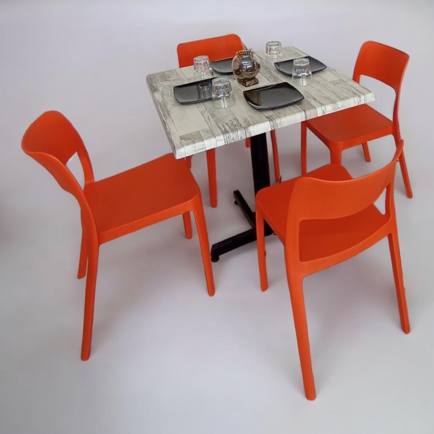 Mesa para restaurante Estratificada 80 con sillas Lavie