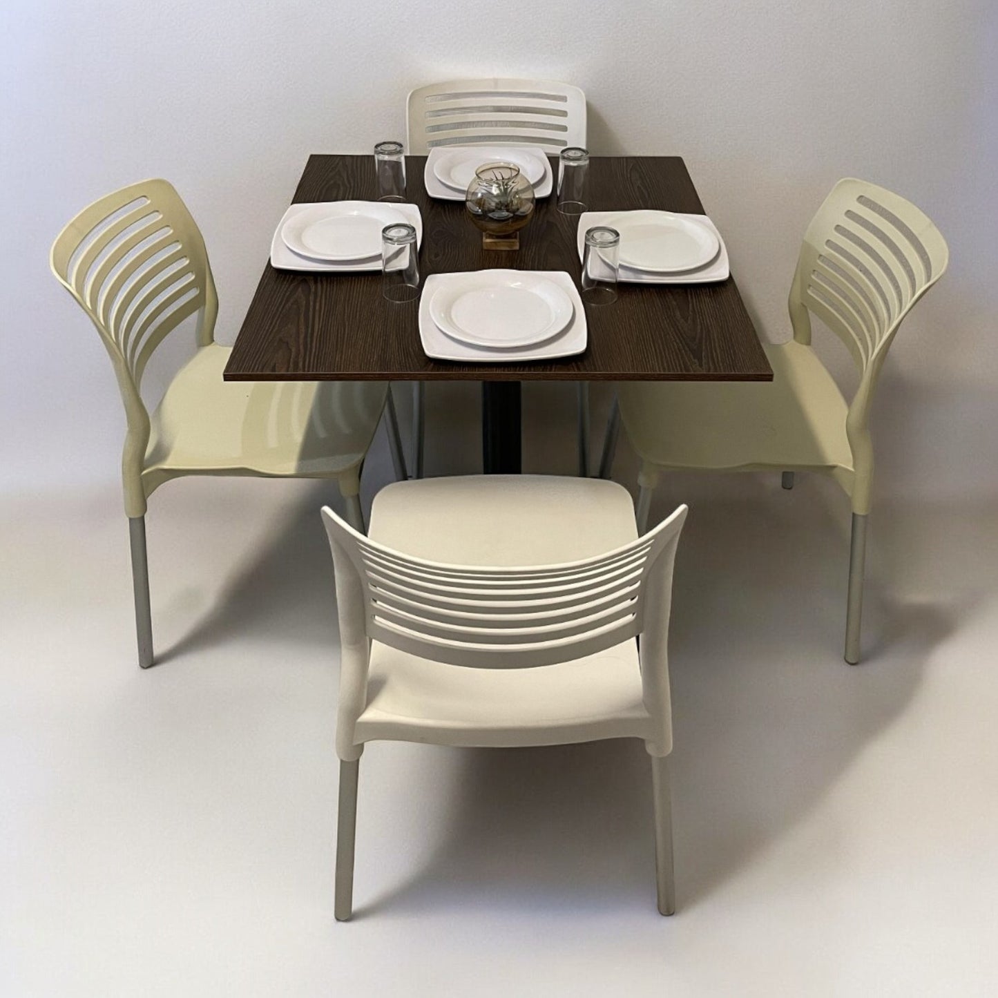 Mesa para restaurante Melanove con sillas Vhania