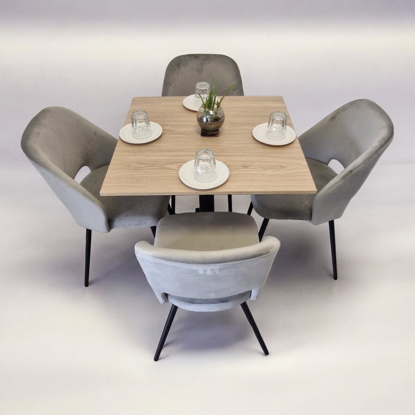 Mesa para restaurante Melanove con sillas Asturias