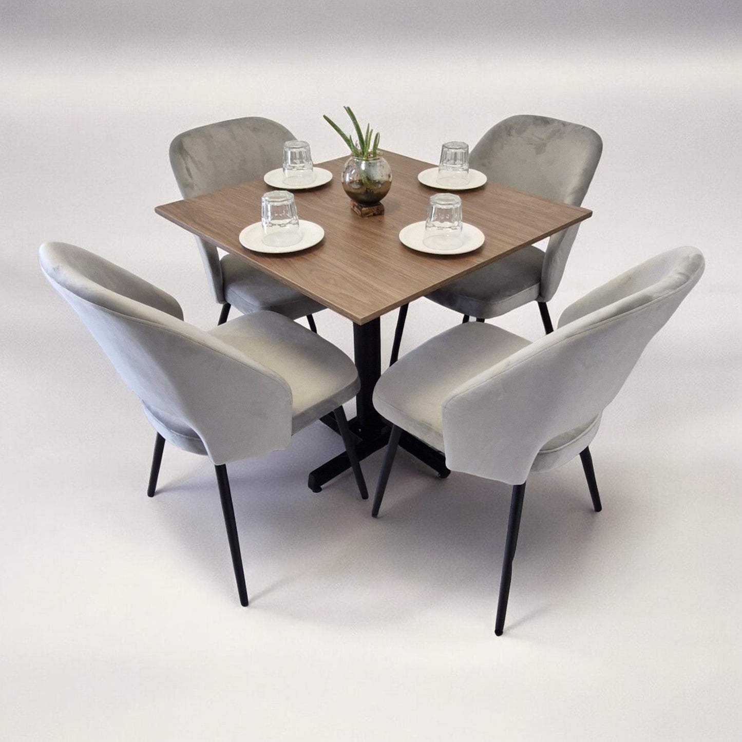 Mesa para restaurante Melanove con sillas Asturias