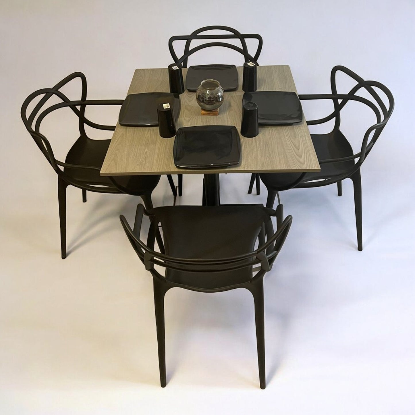 Mesa para restaurante Melanove con sillas Trix