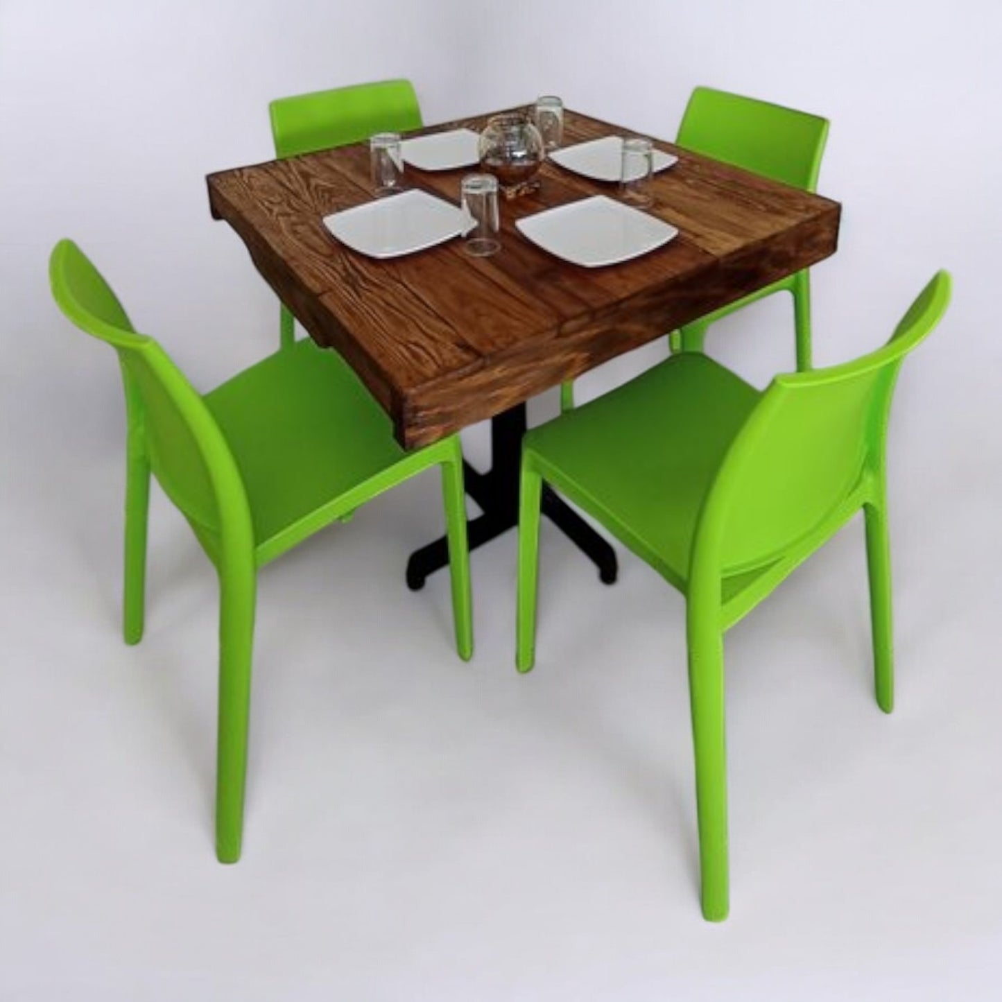 Mesa para restaurante Tarima con sillas Sensilla