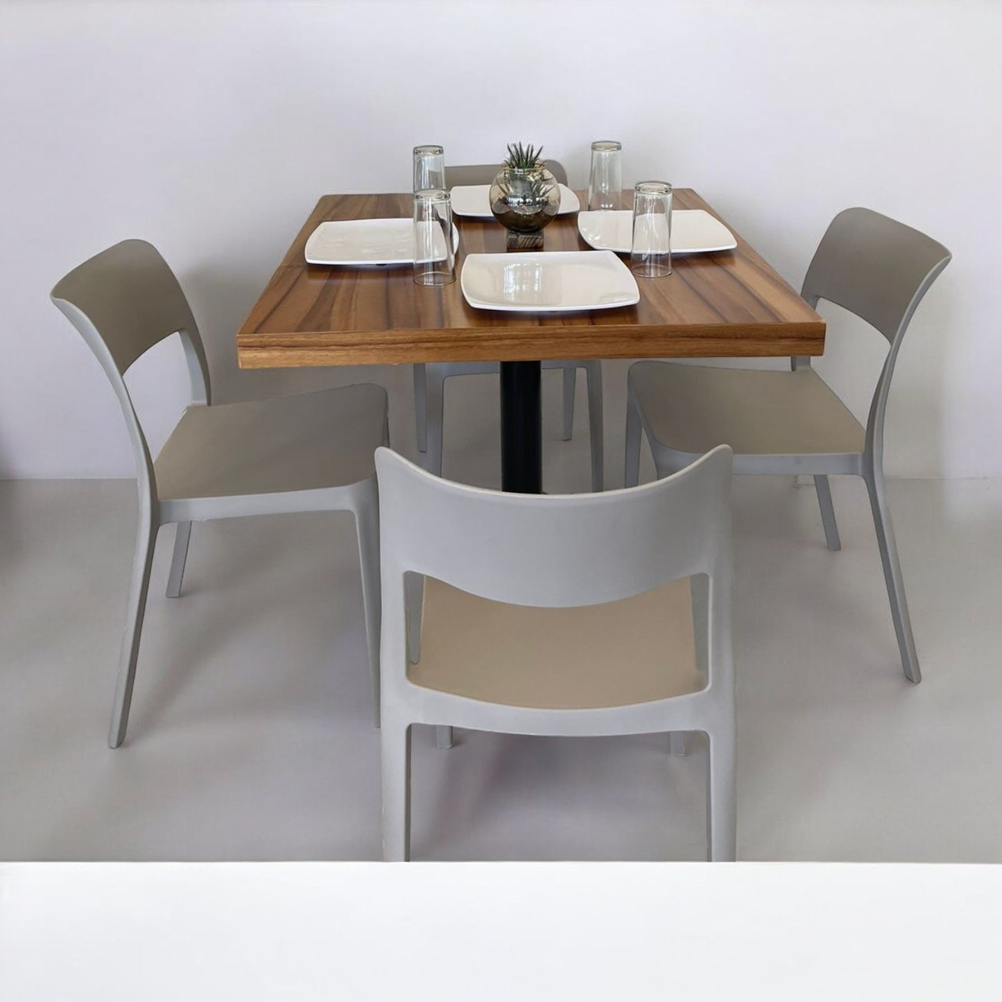 Mesa para restaurante Parota con sillas Lavie