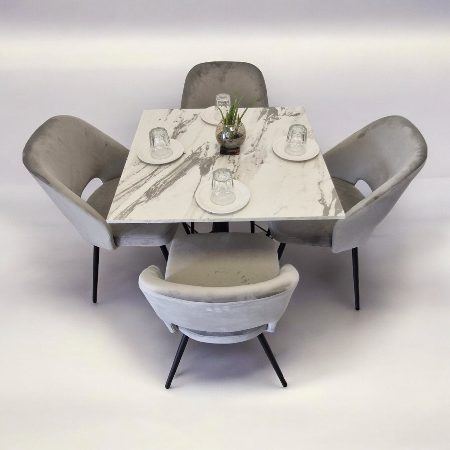 Mesa para restaurante Melanove con sillas Asturias