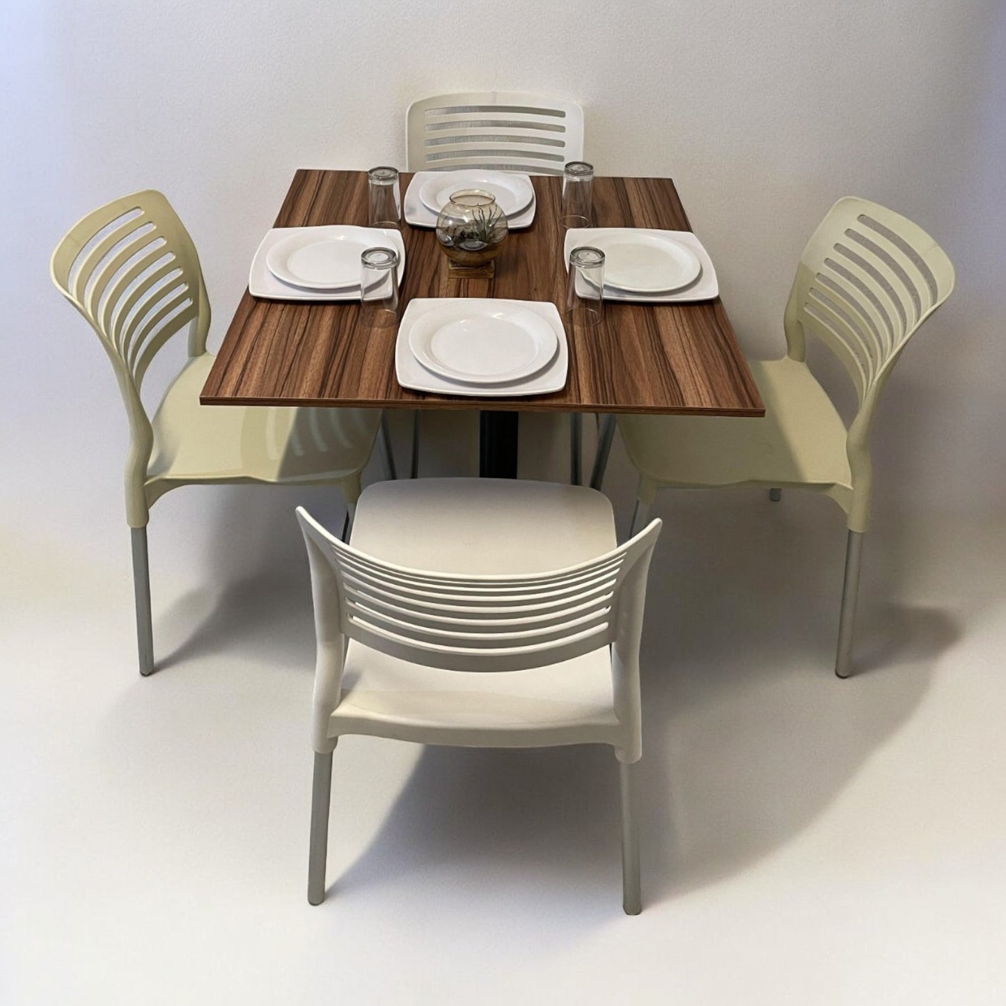 Mesa para restaurante Melanove con sillas Vhania