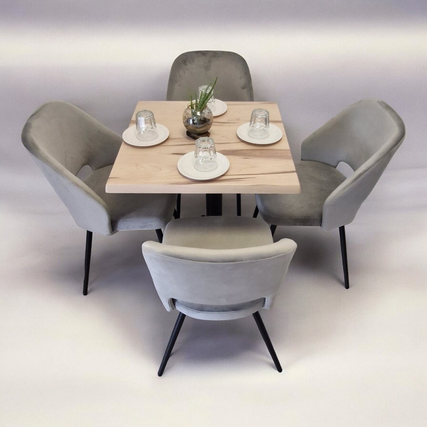 Mesa para restaurante Melanove con sillas Asturias