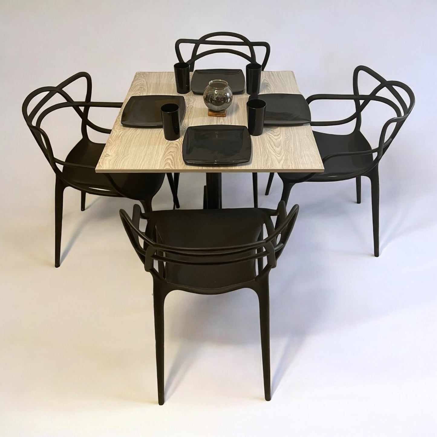 Mesa para restaurante Melanove con sillas Trix