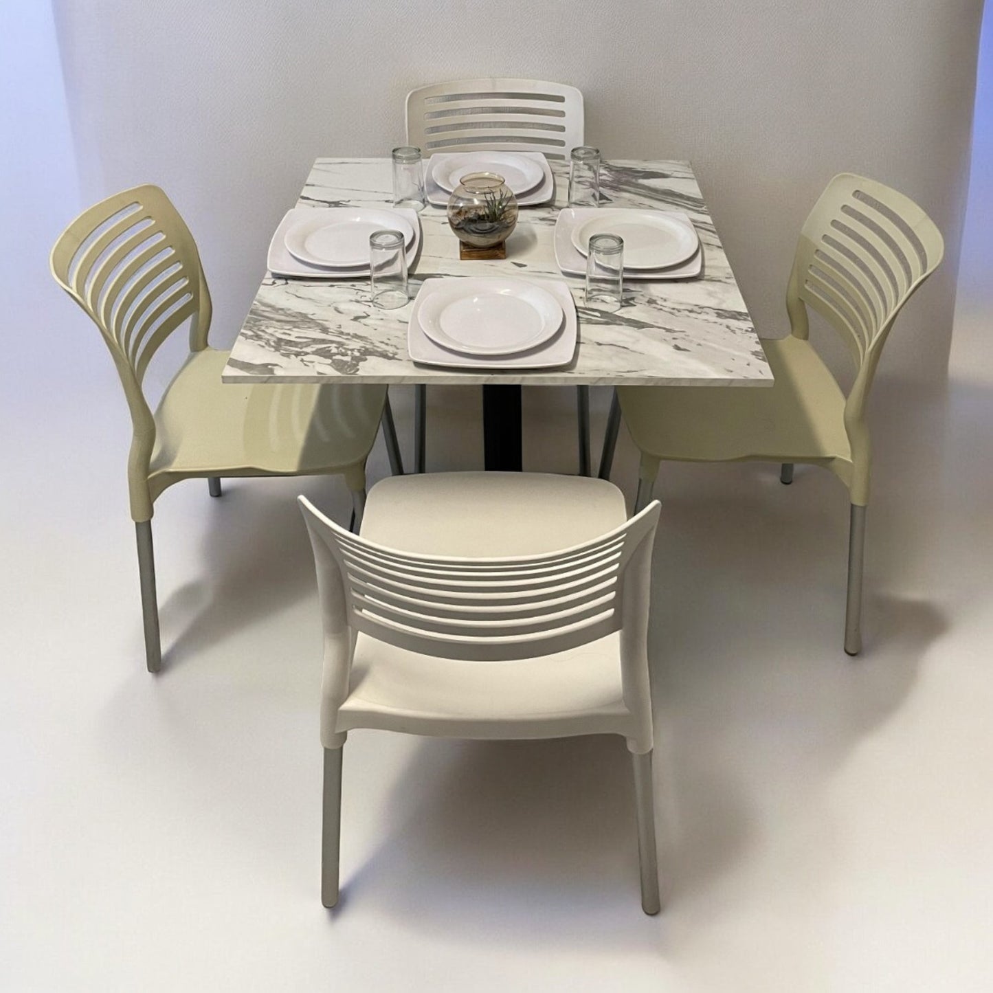 Mesa para restaurante Melanove con sillas Vhania