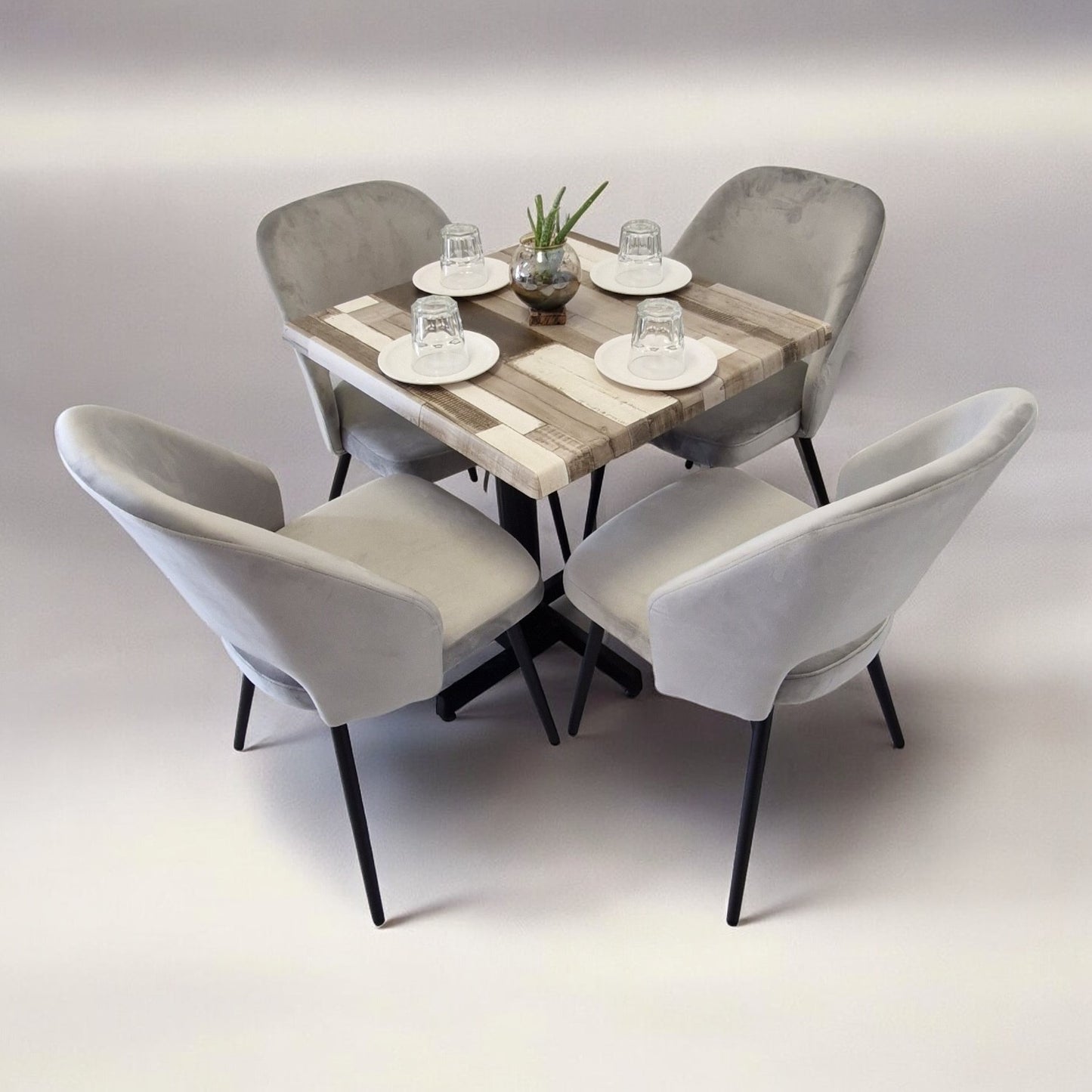 Mesa para restaurante Melanove con sillas Asturias