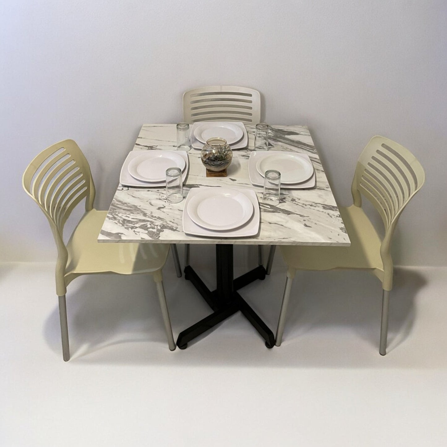 Mesa para restaurante Melanove con sillas Vhania