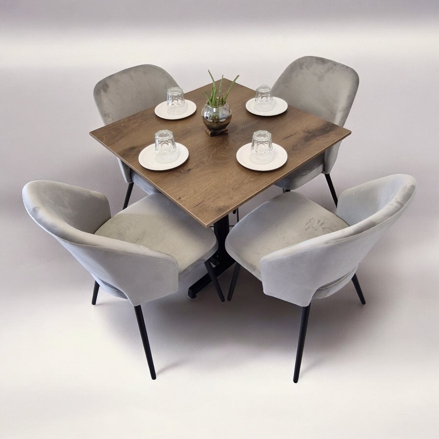 Mesa para restaurante Melanove con sillas Asturias