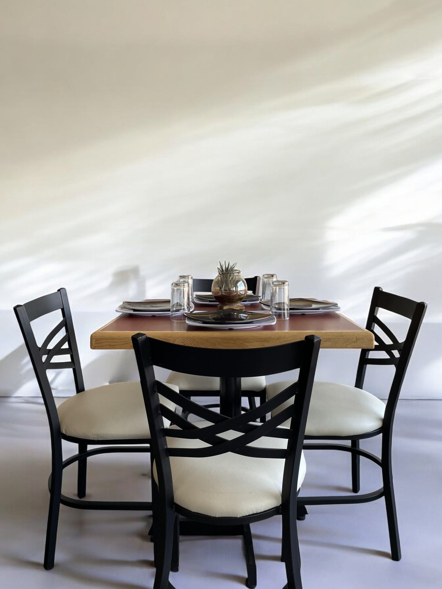 Mesa para restaurante Emboquillada con sillas Oddeth
