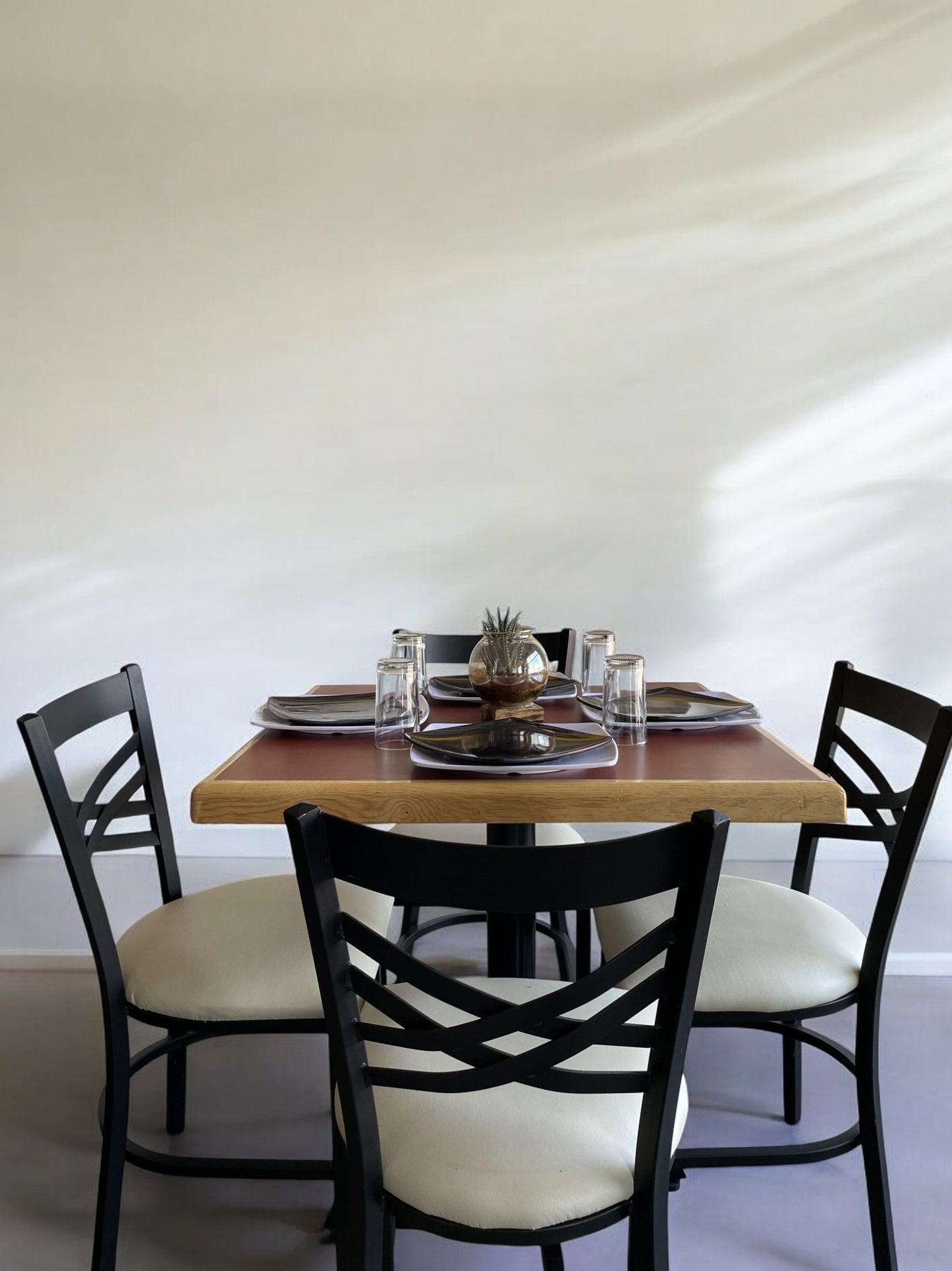Mesa para restaurante Emboquillada con sillas Oddeth