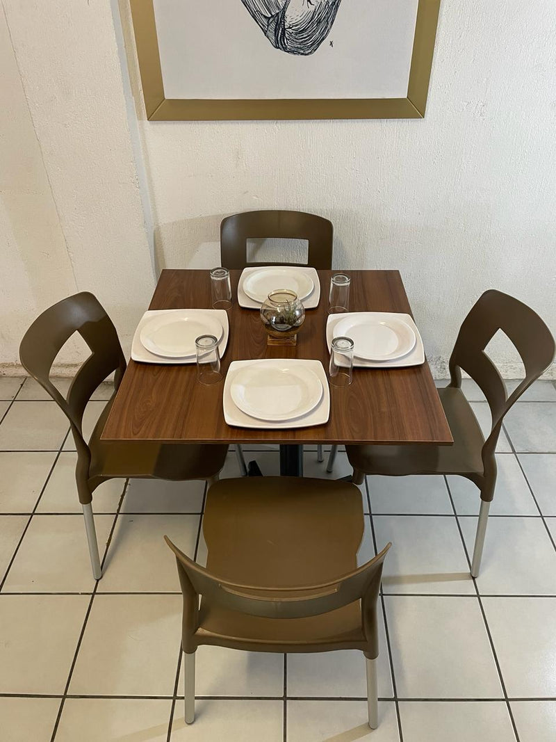 Mesa para Restaurante Melanove con 4 Sillas Sabine
