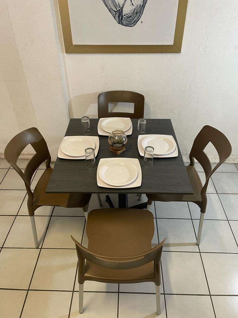 Mesa para Restaurante Melanove con 4 Sillas Sabine