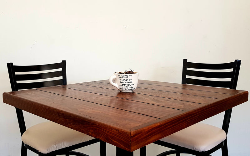 Mesa de madera con acabado vintage para restaurante con 4 sillas solera Mesa ideal para restaurante,si estas iniciando tu negocio esta sera nuestra primera recomendación, por su calidad y precio.