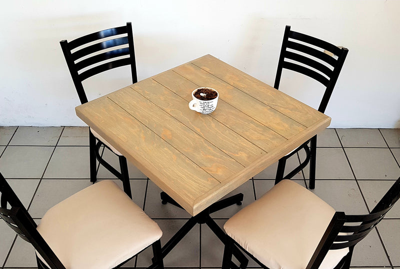 Mesa de madera con acabado vintage para restaurante con 4 sillas solera Mesa ideal para restaurante,si estas iniciando tu negocio esta sera nuestra primera recomendación, por su calidad y precio.
